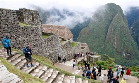 Expulsan a dos turistas extranjeros por intentar tomarse fotografías desnudos en Machu Picchu